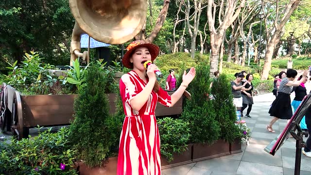 女歌手刘冰冰献唱一首草原歌曲《父亲的草原母亲的河》经典好听