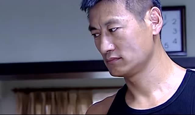 罪域:拿着照片威胁人,而且还光明正大的坐在人家家,可笑