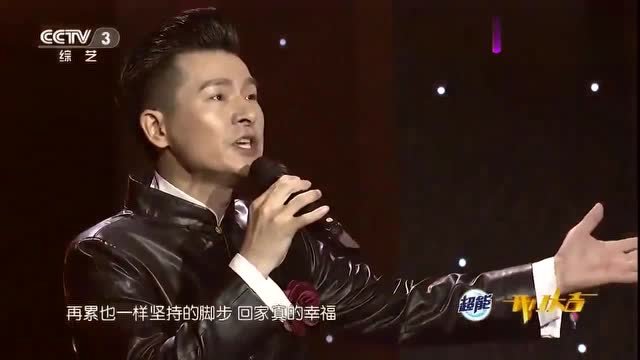 小伙子模仿刘德华唱歌,大门打开一瞬间,是真的有点神似!