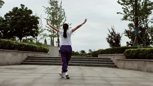 原创70步鬼步舞《飘落心间的缘》分解教学,7组动作,行如流水