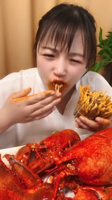 美女小姐姐吃海鲜,这吃相也是没谁了,网友:真逗