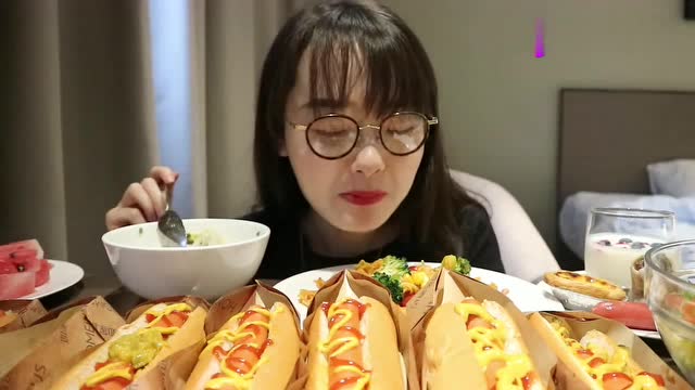 阿尤在酒店里吃饭,这次她的形象超好,看起来更有女人味了