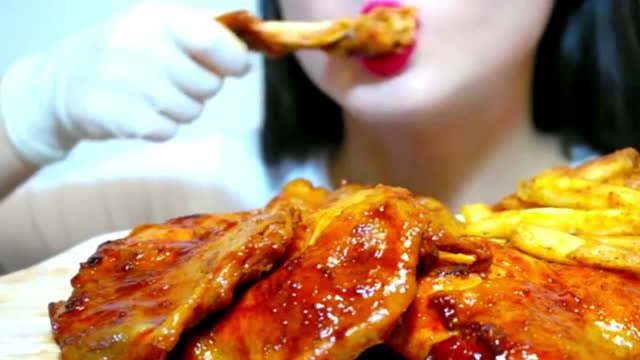 漂亮姐姐吃烤鸡腿,油光光又嫩又香的,大口大口的啃,太过瘾了!