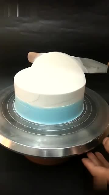 蛋糕师竟把抹好的奶油面翻了过来!他要做什么?