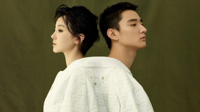 于小彤陈小纭同框拍杂志大撒狗粮  两人同穿一件衣似连体儿