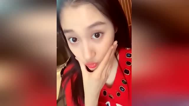 关晓彤晒美照嘟嘴比心,粉色少女系 超美
