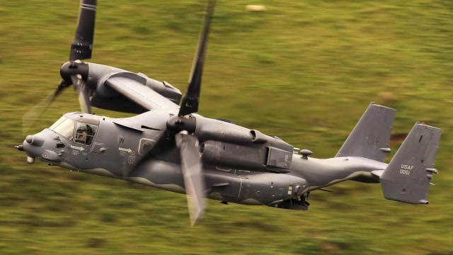 实拍v22鱼鹰运输机低空低速飞越山区