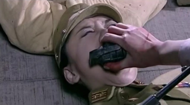 八路军女特工中枪倒地,女鬼子想除掉,特工拉响手雷将其灰飞烟灭