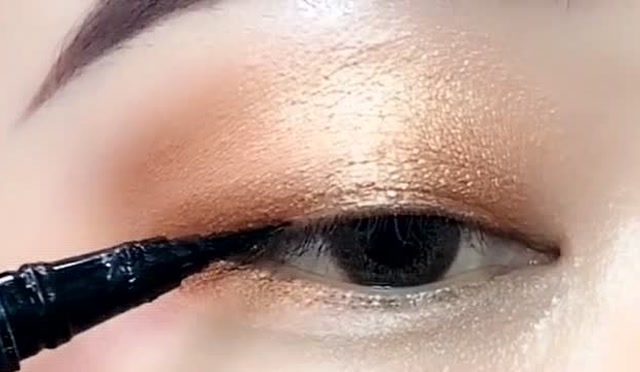 单眼皮这样画眼线又简单又好看,眼睛看着也很有神