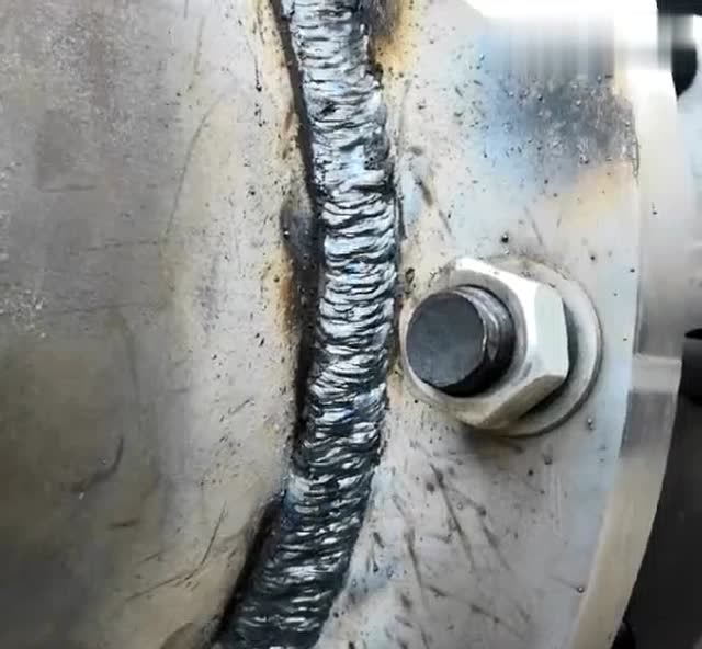 新来的电焊工试焊氩弧焊,焊完成品真漂亮,网友:能拜师吗?