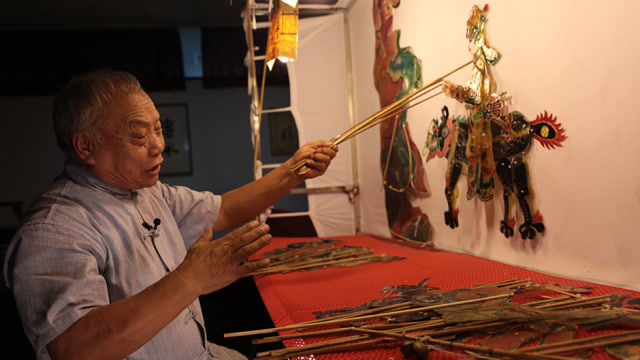 范正安:泰山皮影"独角戏" 身传绝技"十不闲"