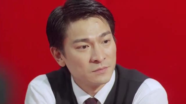 龙在边缘:黑老大来生日宴闹事,叫大嫂陪喝酒,刘德华可不高兴了