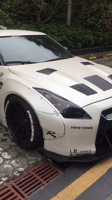 爆改一台白色尼桑gtr,这侧面的图钉真是眨眼啊