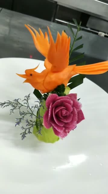 一根胡萝卜的艺术,雕刻完成后太惊艳了,这小鸟也太逼真了吧