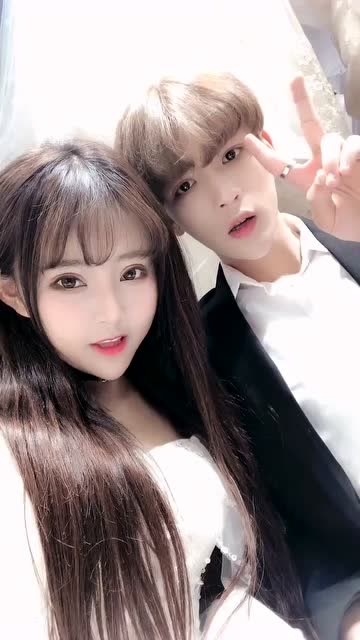 娜娜终于穿上了婚纱,跟可乐在一起太般配了,网友:像极了爱情