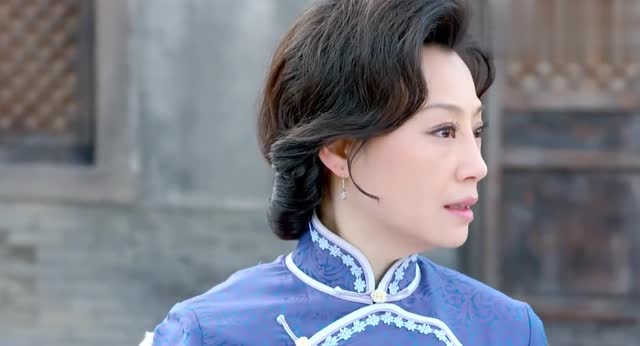 花姑娘一个人走山路,一群兵痞围上来,军爷要求一个个来