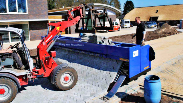 德国设计师制造了一款自动铺路机,把铺砖变得和铺地毯一样简单!