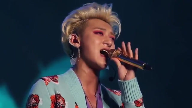 黄子韬垃圾桶吸烟被夸,动作娴熟边玩手机边吞云吐雾,不忘漱口