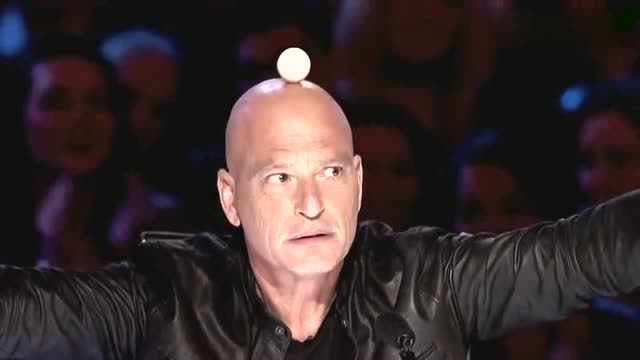 这年头评委也秀才艺,光头顶鸡蛋,没想到被女嘉宾一掌拍碎