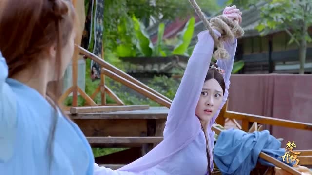 打斗过程中星儿把锦烛捆了起来,并把她吊起来