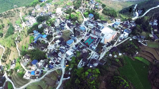 航拍紫云县回龙山全景,虽是小村,却不输乡镇