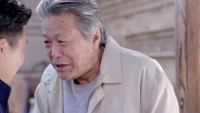 男子为表感谢送茶叶,大爷嘴上说不要,身体却很诚实