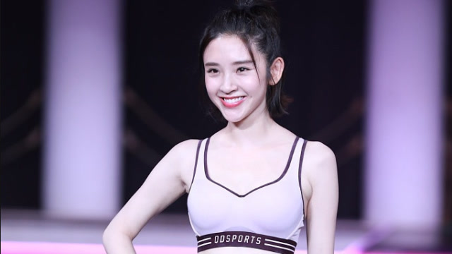 唐艺昕婚后首营业!穿运动内衣清凉走秀满面春风