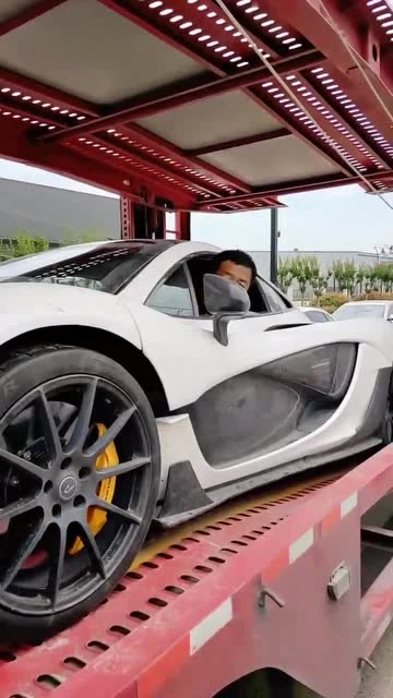 千万级别的迈凯伦超跑下拖车,看把司机给紧张的,真不容易哦