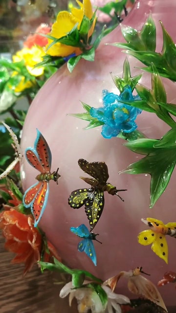 这件琉璃工艺品叫国色天香,也可以叫它百蝶瓶