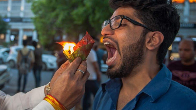 印度的"火烧槟榔叶",冒着火苗就往嘴里塞,网友:神奇的国度!