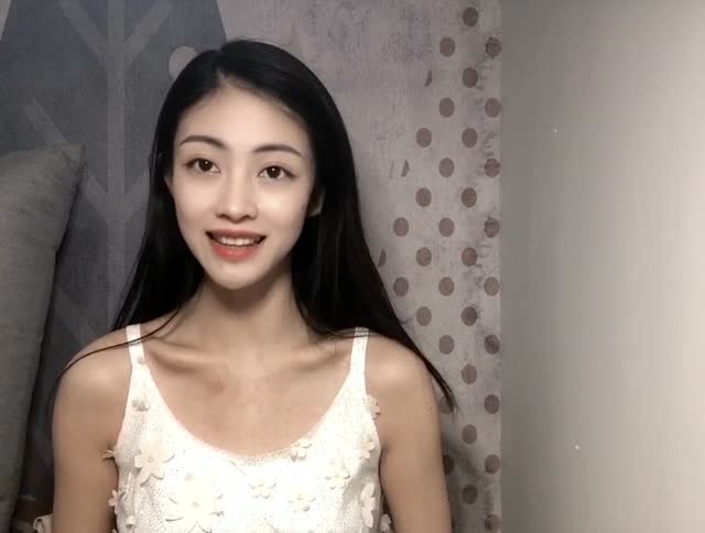 演员何雨佳对金婚老人的祝福