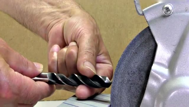 这才是正确的磨钻头方式!月薪十万的老师傅就是强!