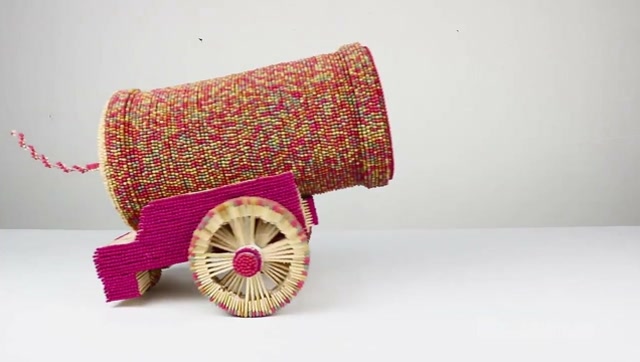 火柴被老外玩出新花样,堆出了迷你火柴炮,让人不得不服