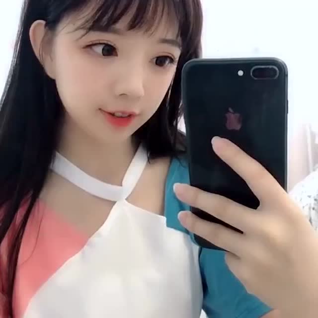 王奕萌正在跳舞,哥哥突然回家了,好尴尬