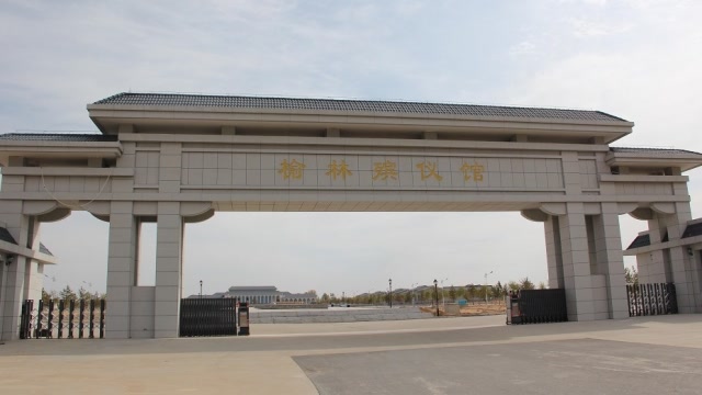 火葬场大门上联:"早来晚来早晚都来",下联才是经典名句!