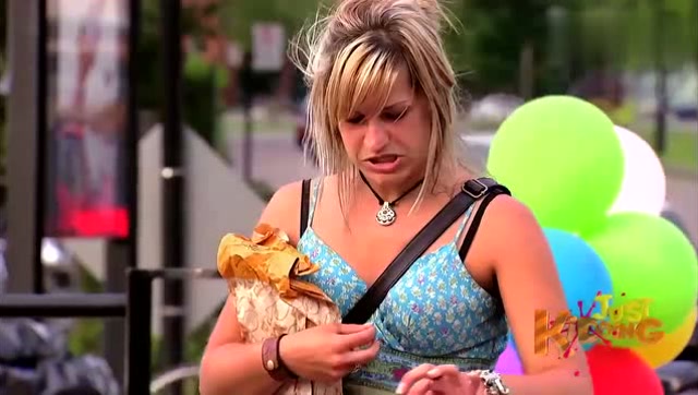 国外爆笑街头恶搞:奶油蛋糕里牵出条小白鼠,妹子哪见过这种操作