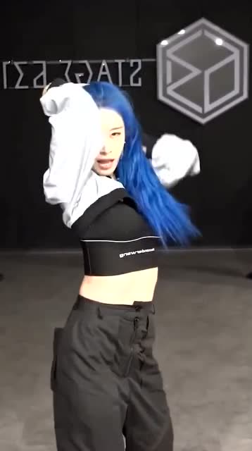 朴智妍蓝色头发太酷了这还是我们认识的那个朴智妍吗