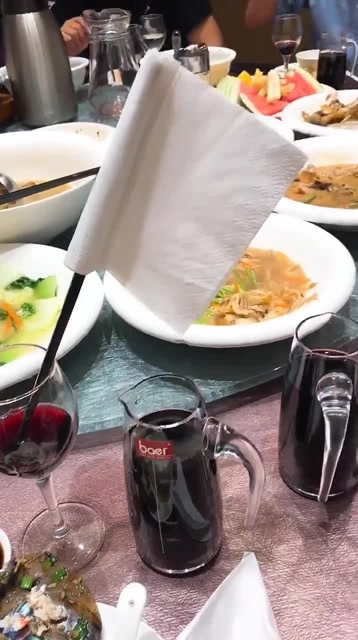 喝酒喝不过你们,举白旗投降总可以吧!可乐我要加冰的!