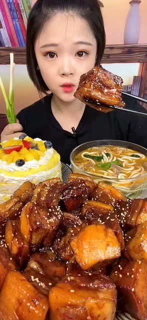 美女吃红烧肉,看起来就想吃,这也太有食欲了吧!