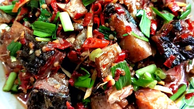 湖南湘西特色菜:糟辣椒炒腊鱼,咸香美味,开胃下饭,好吃