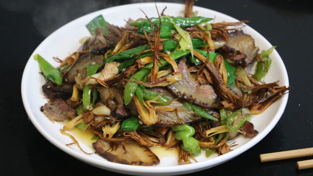 攀枝花树开得红彤彤,不仅好看还好吃,花芯炒腊肉,满满的回忆