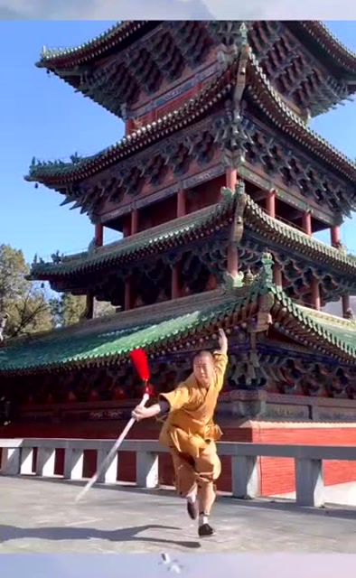 少林武僧耍醉剑,形醉意不醉,剑法如行云似流水,真功夫