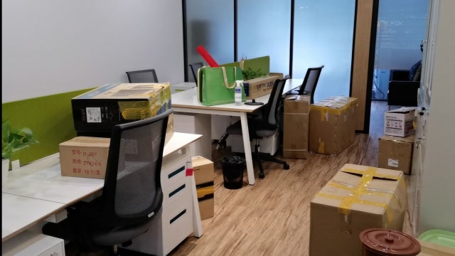 收拾一天新公司,两个人把杂乱无章的办公室整理的井井有条