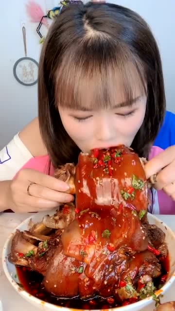 美女直播吃大肘子,这样吃简直太过瘾,隔着屏幕闻到了香味!