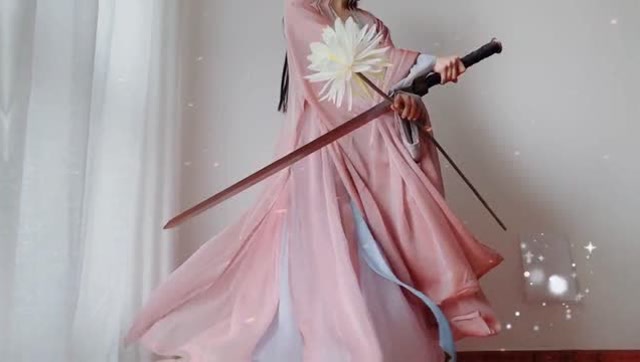 汉服:左手拈着花,右手舞着剑