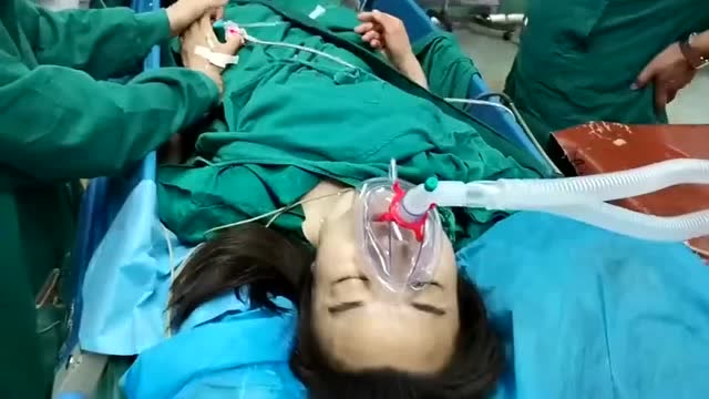 女医生抢救病人累晕倒,醒来第一句话,给大家添麻烦了