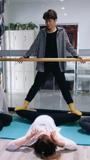 今天给大家分享一个中国式舞蹈课堂正在给学员踩胯