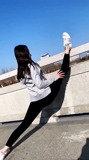 小姐姐在户外秀劈叉,高难度动作精彩好看值得赞!