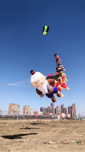 这风筝太奇葩了,竟然是葫芦娃和爷爷,放风筝的也是人才!