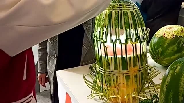 手艺人用西瓜皮雕刻的灯笼,刚开始我都不敢提,没想到居然这么结实!